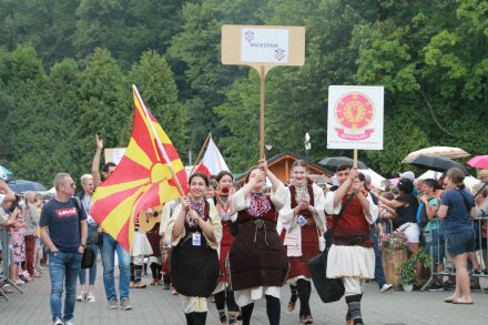 Barwny korowód z okazji TKB przeszedł przez Wisłę